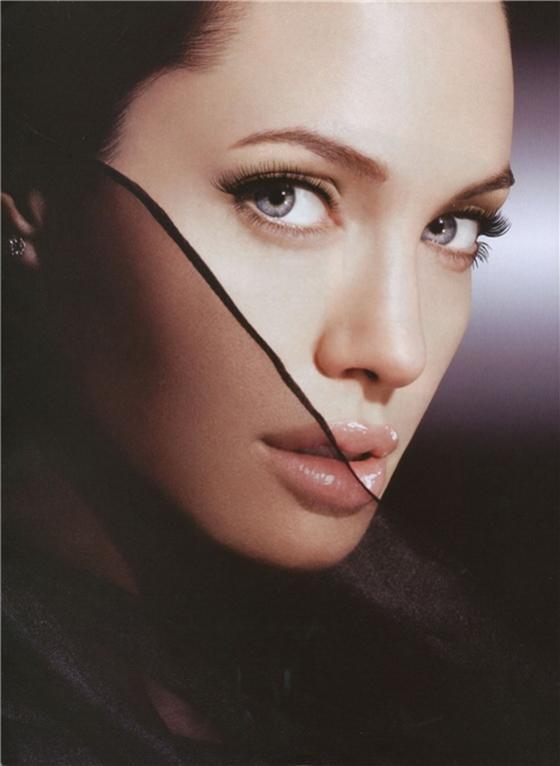 Анджелина Джоли обильно нагламурилась