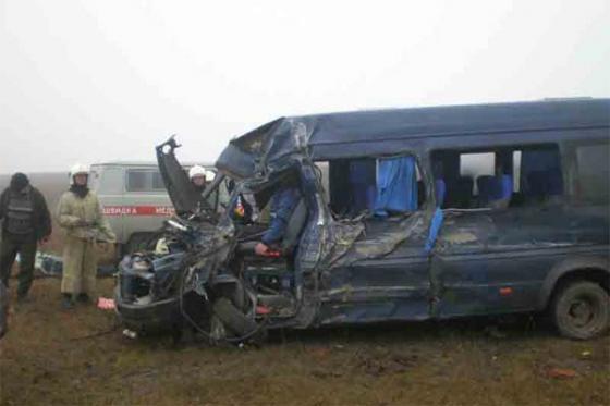 Грузовик протаранил маршрутку с 18 пассажирами: погибли 2 человека