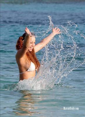 Мэрайя Кэри в мини-бикини