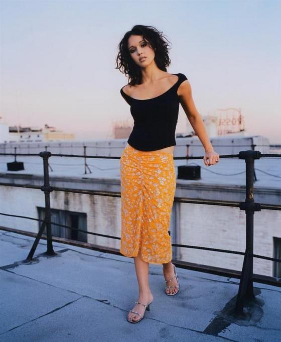 Очаровательная брюнетка... Джессика Альба