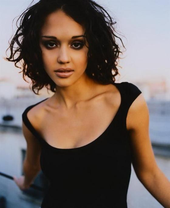 Очаровательная брюнетка... Джессика Альба