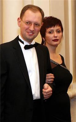 Яценюк занялся заброшенными общежитиями