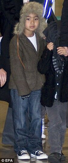 Все семейство Питта и Джоли высадилось в Японии