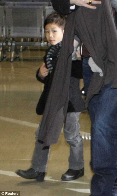 Все семейство Питта и Джоли высадилось в Японии