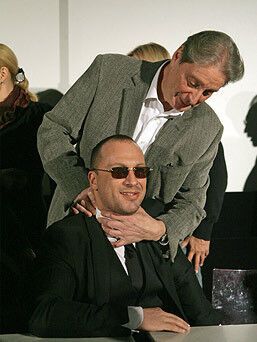 Постаревшие "мушкетеры" собрались порадоваться