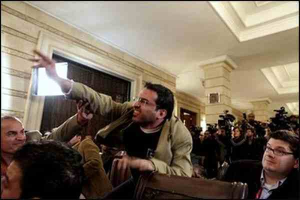 Пам'ятник антибушівські черевика не простояв і пари днів