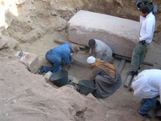 У Єгипті знайдені саркофаг і царська мумія