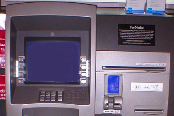 Сломанный банкомат выдал дедушке сразу 12 пенсий