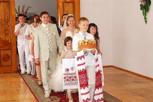 Загсы заставят платить за марш Мендельсона