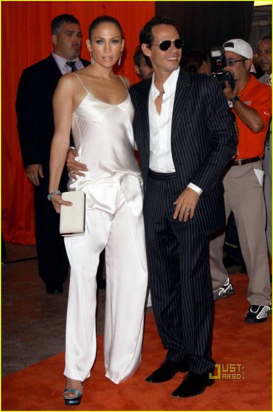 Дженнифер Лопес отжигала в мешковатых штанах