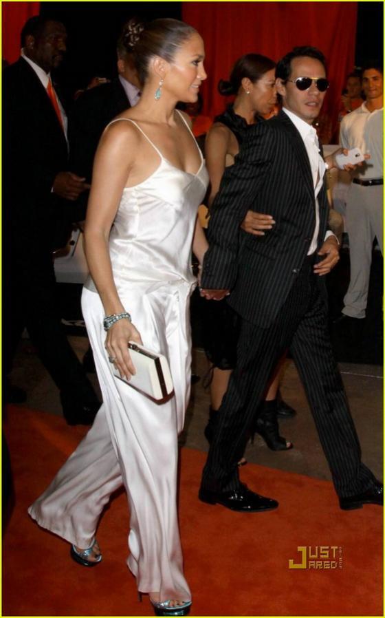 Дженнифер Лопес отжигала в мешковатых штанах