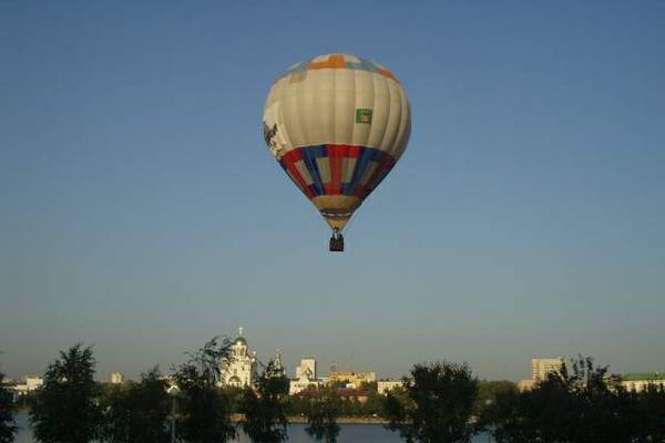 Воздушный шар с иностранными туристами взорвался в Китае