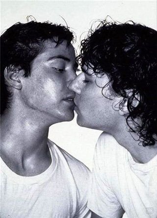 Страстный поцелуй Киану Ривза с мужчиной