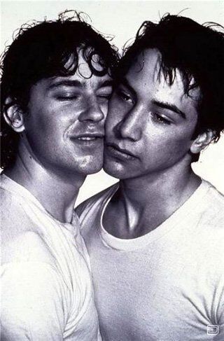 Страстный поцелуй Киану Ривза с мужчиной