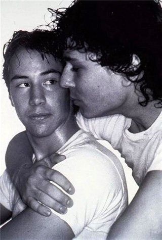 Страстный поцелуй Киану Ривза с мужчиной