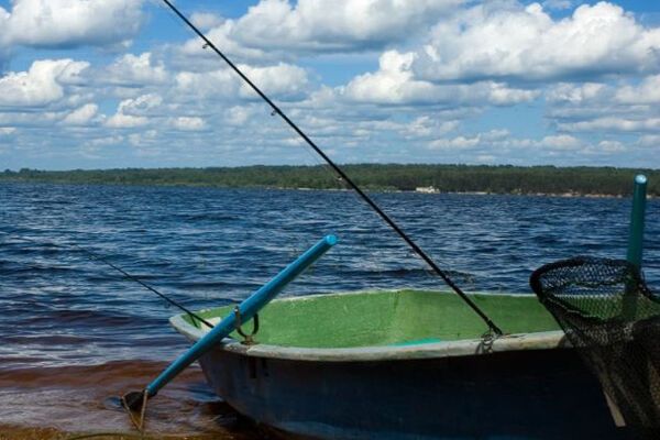 Тонущего рыбака спасла мобилка