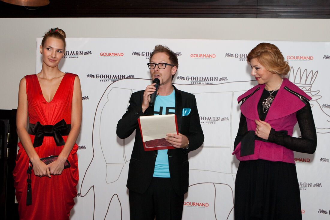 В Киеве показали коллекцию из сырого мяса