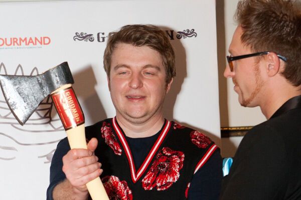 В Киеве показали коллекцию из сырого мяса