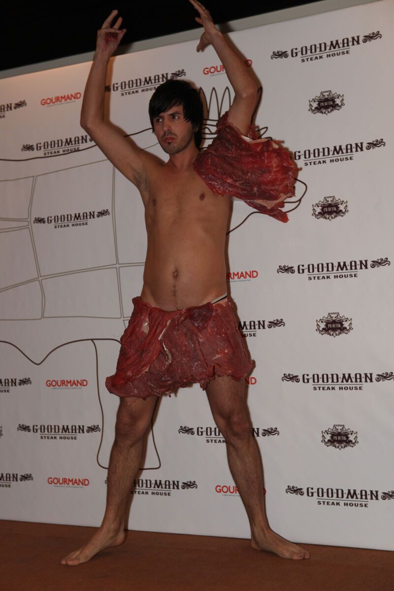 В Киеве показали коллекцию из сырого мяса