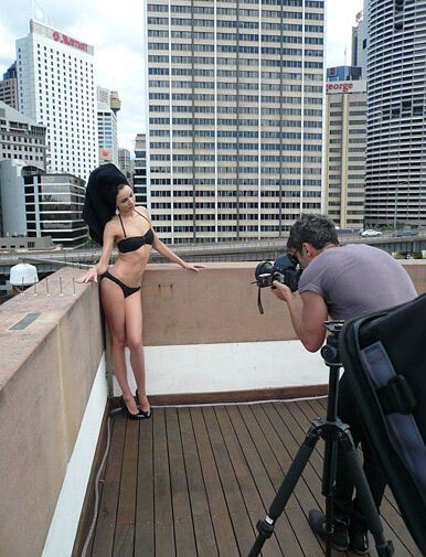 Супермодель Миранда Керр в новой фотосессии на крыше высотки