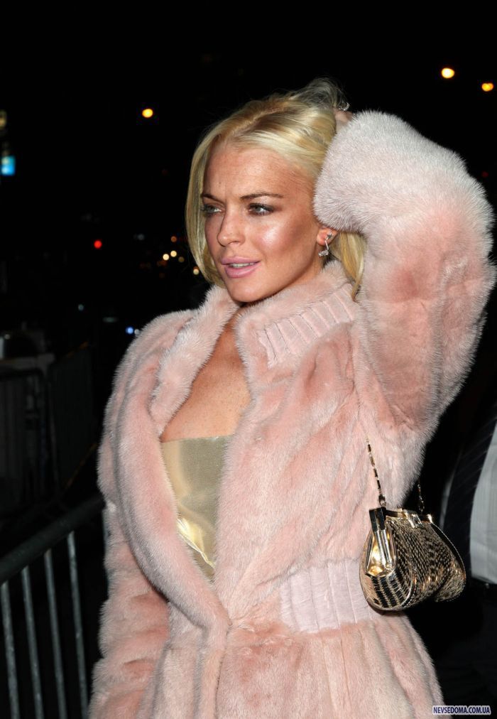 Линдсей Лохан стала страшилищем в розовой шубке