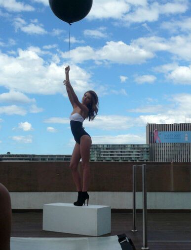 Супермодель Миранда Керр в новой фотосессии на крыше высотки