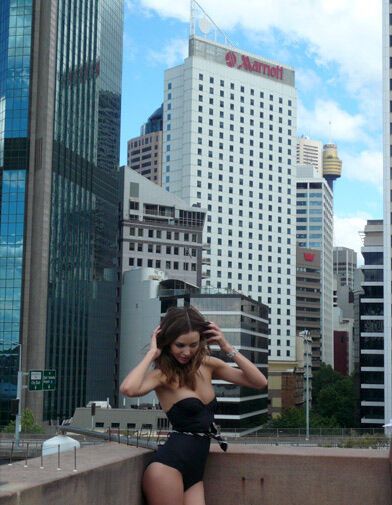 Супермодель Миранда Керр в новой фотосессии на крыше высотки