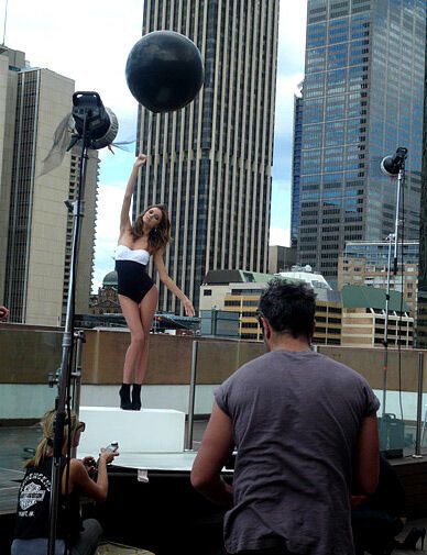 Супермодель Миранда Керр в новой фотосессии на крыше высотки