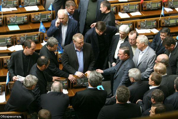 Депутатам запретили уезжать в командировки