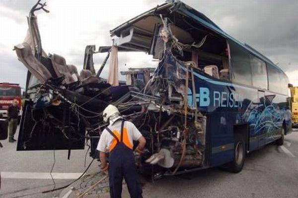 Автобус столкнулся с грузовиком, 12 погибших