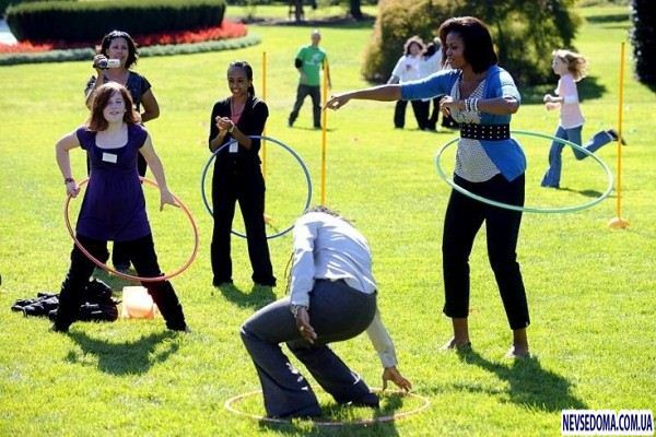 Неутомимая Обама крутит Хула Хуп возле Белого дома