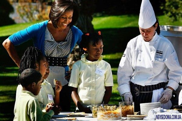 Неутомимая Обама крутит Хула Хуп возле Белого дома