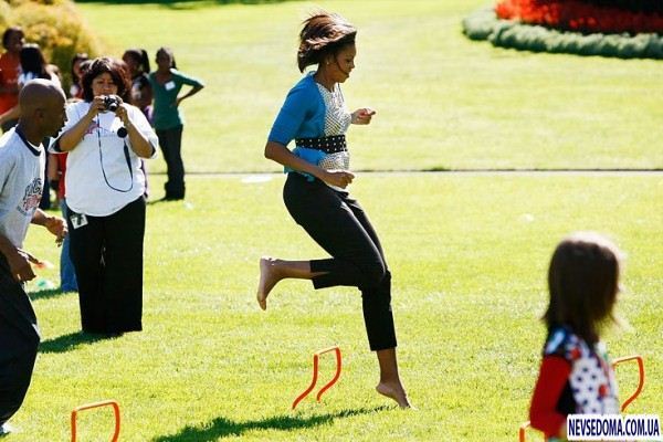 Неутомимая Обама крутит Хула Хуп возле Белого дома