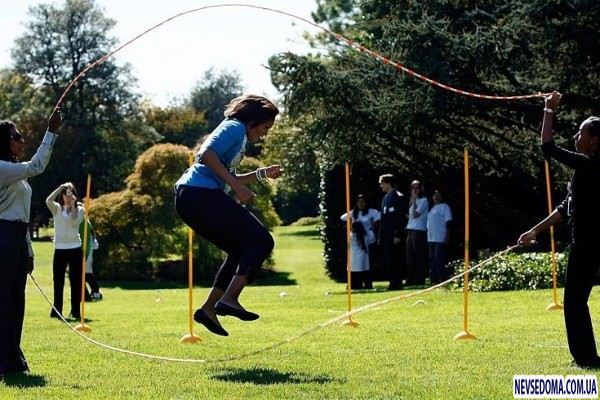 Неутомимая Обама крутит Хула Хуп возле Белого дома