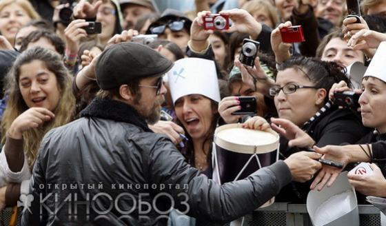 Дикая  растительность на лице Брэда Питта