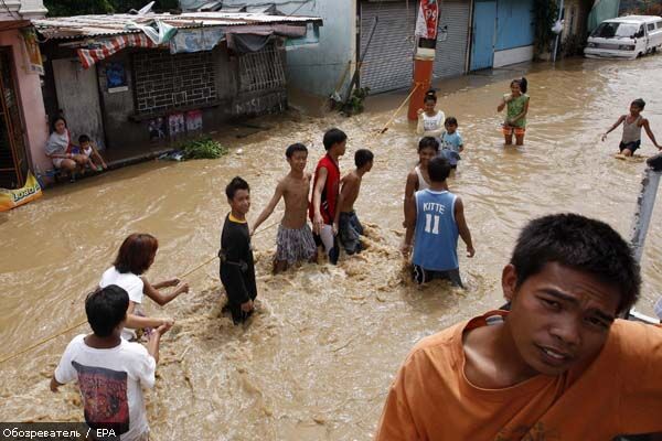 Сильный тайфун обрушился на Филиппины, есть жертвы (ФОТО)