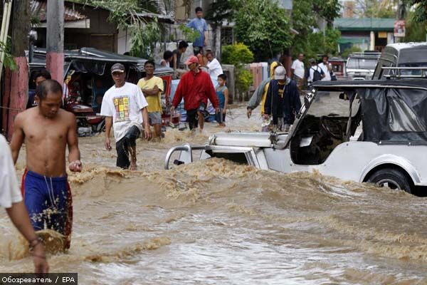 Сильный тайфун обрушился на Филиппины, есть жертвы (ФОТО)