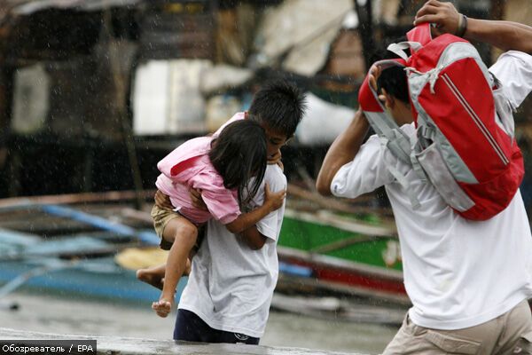 Сильний тайфун обрушився на Філіппіни, є жертви (ФОТО)
