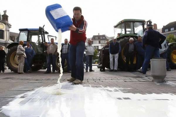 Європейські фермери погрожують знову втопити Брюссель в молоці