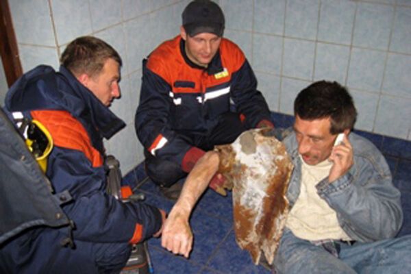 Мужчина застрял в унитазе, пытаясь достать 200 грн (ФОТО)