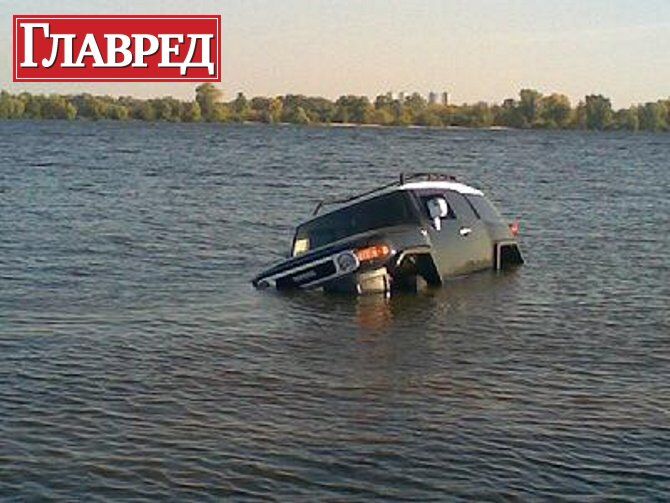 На Оболони джип ушел под воду (ФОТО)