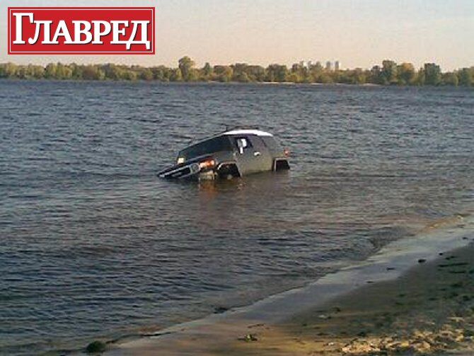 На Оболони джип ушел под воду (ФОТО)