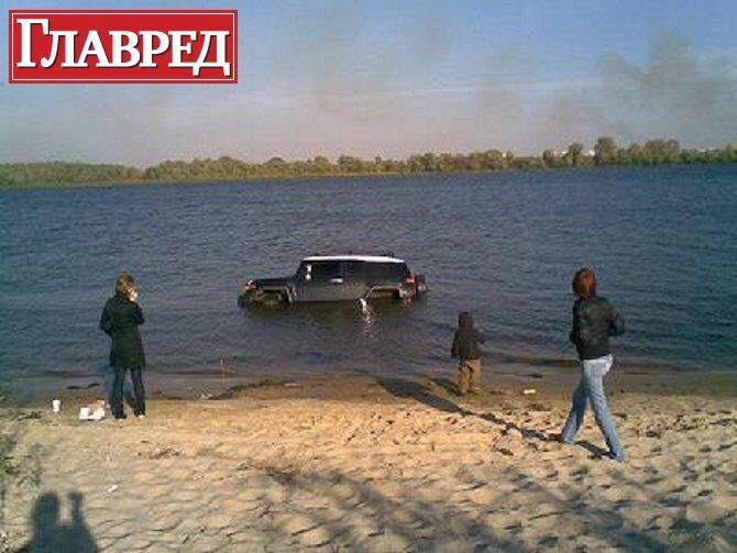 На Оболони джип ушел под воду (ФОТО)