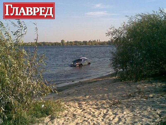 На Оболони джип ушел под воду (ФОТО)