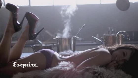 Кейт Бекинсейл устроила стриптиз на столе