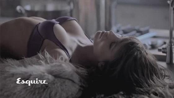 Кейт Бекинсейл устроила стриптиз на столе