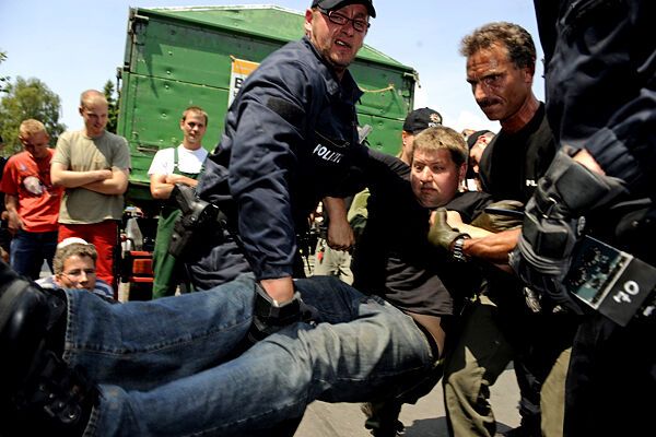 Еврофермеры обрушили на полицию град яиц и сена