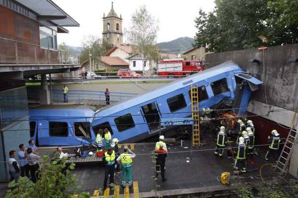 Поезд сошел с рельсов в Испании, есть жертвы