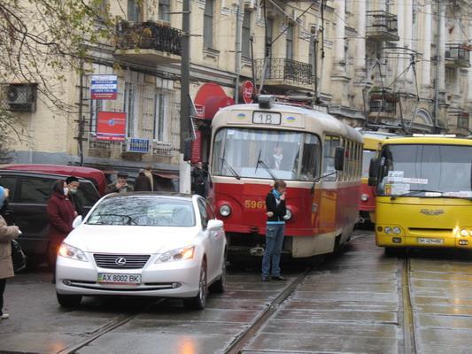 Парковка по-харьковски или как в Киеве паркуются блондинки
