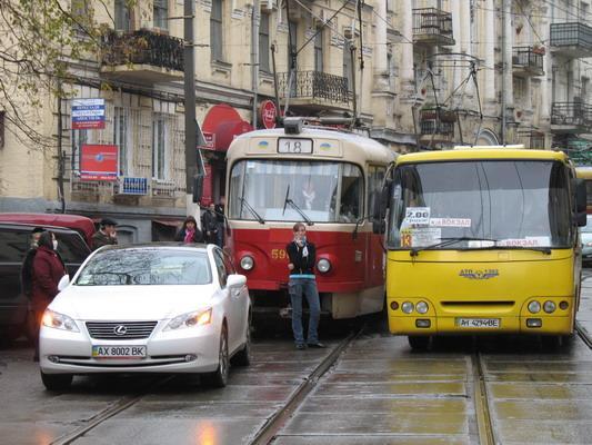 Парковка по-харьковски или как в Киеве паркуются блондинки